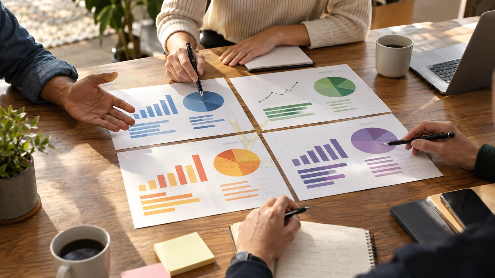 Ảnh biên tập mô phỏng nhóm marketing đối chiếu vai trò các kênh